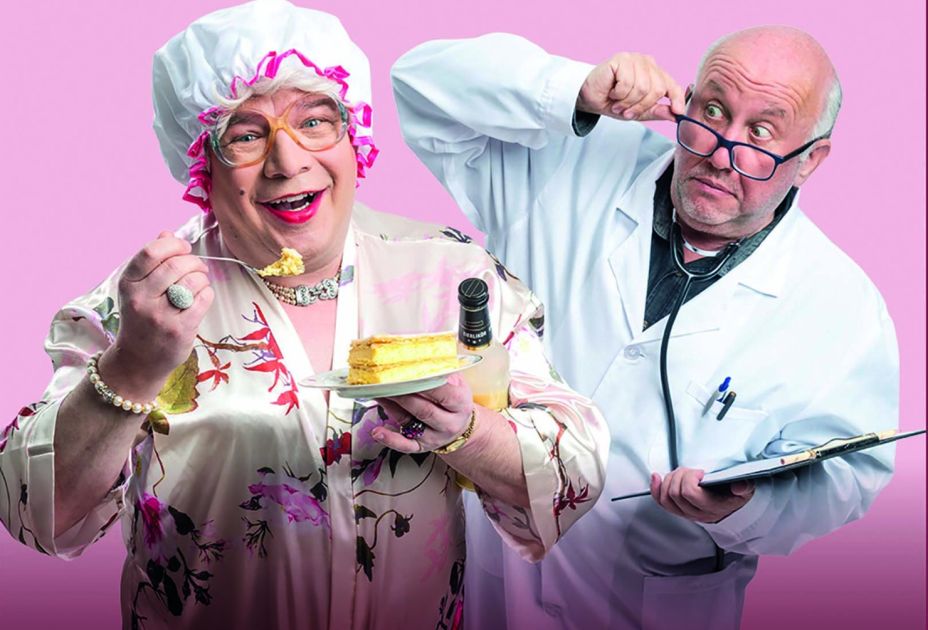 Eine Person in einem weiÃen Umhang und eine Person in einem rosa Umhang