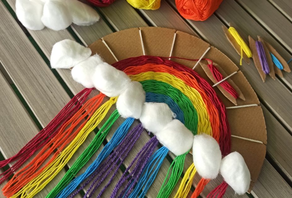 Ein Regenbogen aus Garn und WattebÃ¤uschen