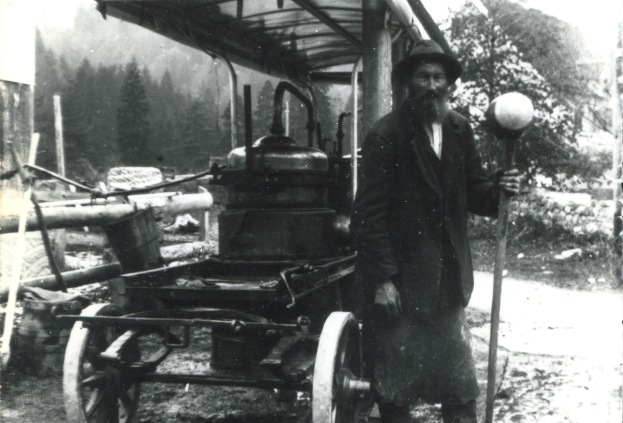 Eine Person, die neben einem Wagen steht Eine Person, die neben einem Wagen steht