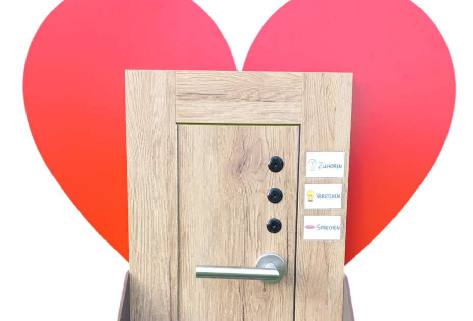 eine HolztÃ¼r mit einem Herzen dahinter