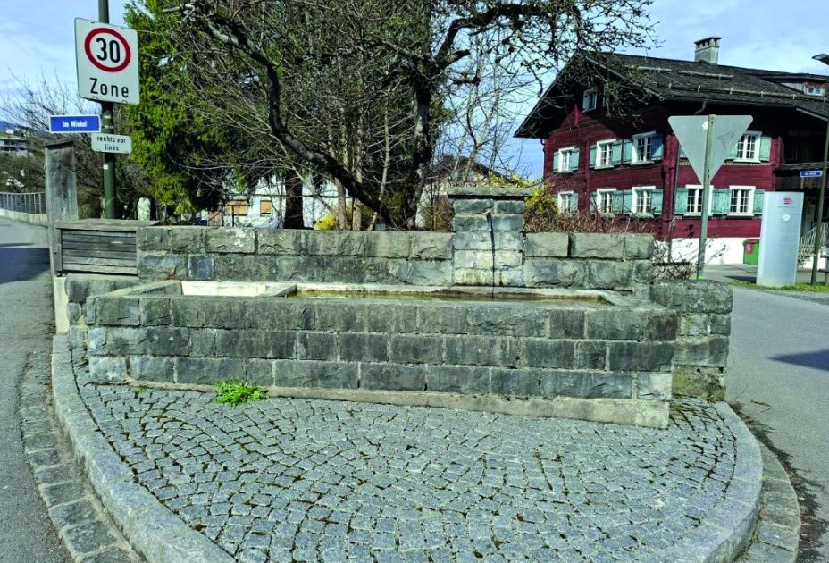 ein steinerner Brunnen mit einem Schild ein steinerner Brunnen mit einem Schild