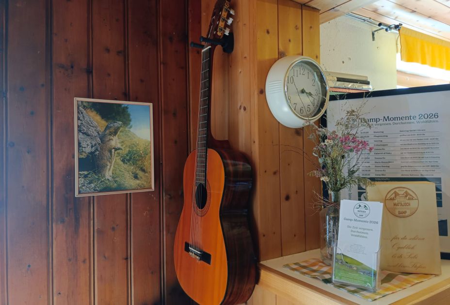 Gitarre im Berghaus Mattajoch Gitarre im Berghaus Mattajoch
