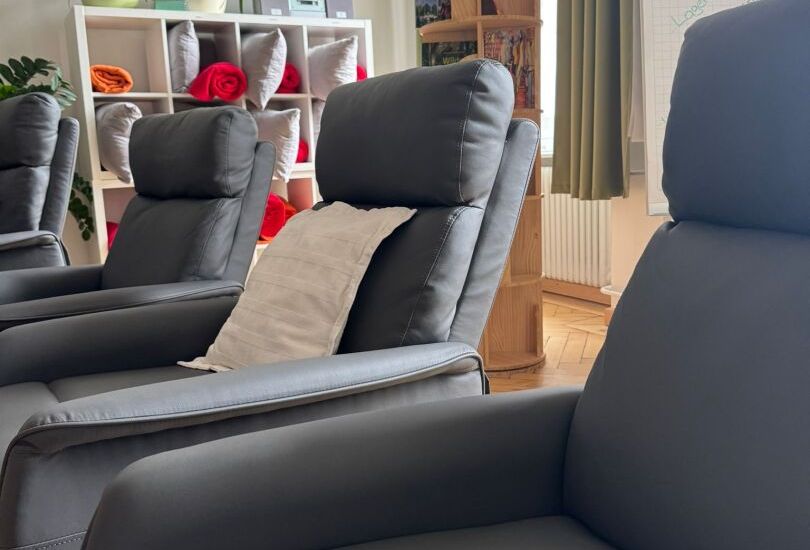 Ein einladender Stuhlkreis in einem ruhigen Raum â ein Ort, an dem Menschen sich wohlfühlen, gehört werden und miteinander ins Gespräch kommen. Ein einladender Stuhlkreis in einem ruhigen Raum â ein Ort, an dem Menschen sich wohlfühlen, gehört werden und miteinander ins Gespräch kommen.