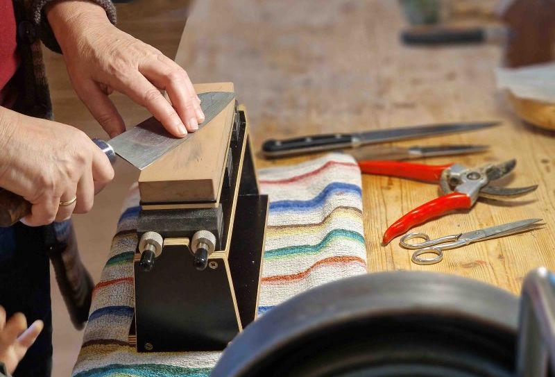 2026_Katzenturm_messer_schleifen_klein_creparaturcafe_feldkirch.jpg 2026_Katzenturm_messer_schleifen_klein_creparaturcafe_feldkirch.jpg