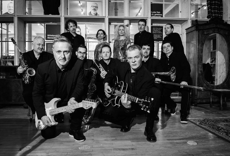 Spinning wheels neu.jpg Spinning wheels neu.jpg