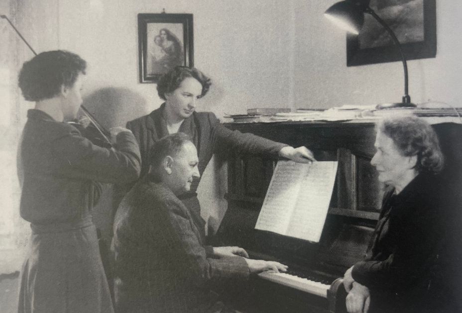 Kostbarkeiten_aus_der_Stadtbibliothek_-_Leben_und_Werk_von_Ferdinat_Andergassen__c__Stadt_Feldkirch.jpg Kostbarkeiten_aus_der_Stadtbibliothek_-_Leben_und_Werk_von_Ferdinat_Andergassen__c__Stadt_Feldkirch.jpg