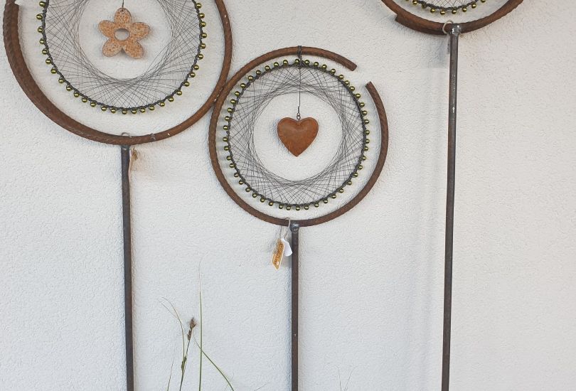 Eine Gruppe von kreisfÃ¶rmigen Objekten auf StÃ¤ben