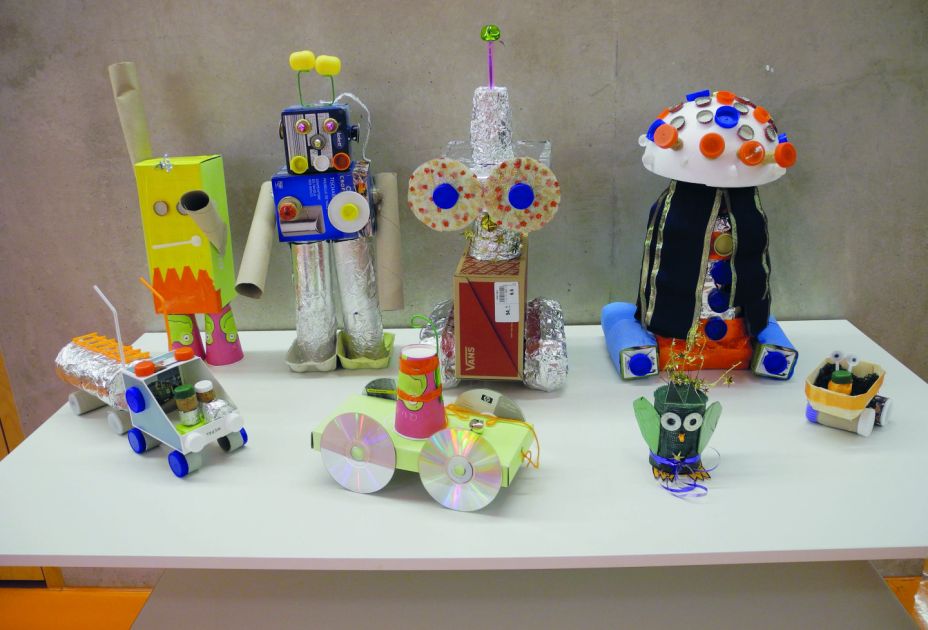 Selbstgebastelte Roboter aus Abfallmaterial. Selbstgebastelte Roboter aus Abfallmaterial.