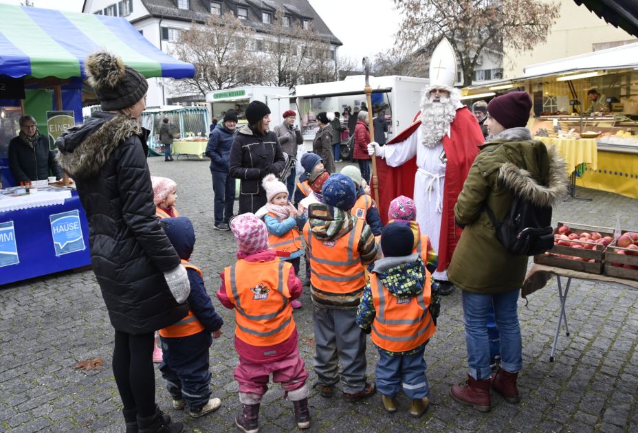 Tasche mit frischem GemÃ¼se auf dem Rankweiler Wochenmarkt