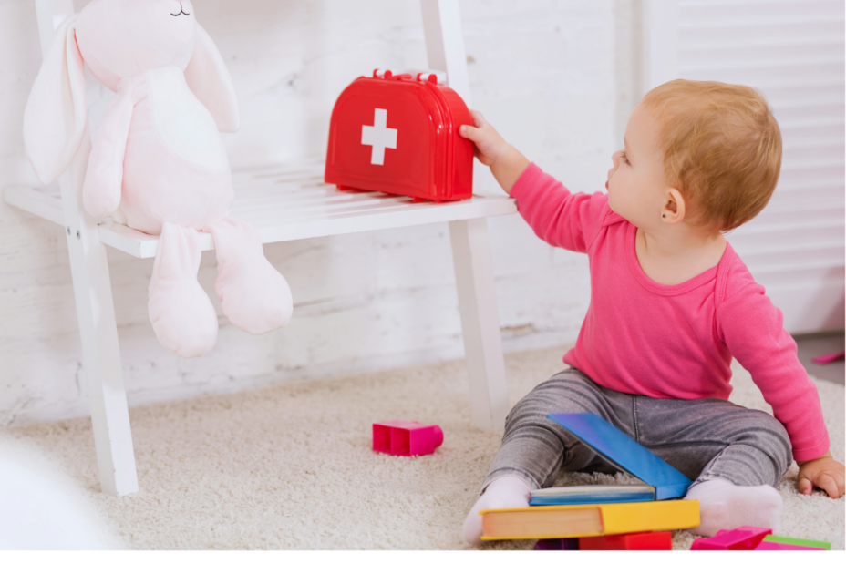 Ein Baby, das mit einem Spielzeug spielt Ein Baby, das mit einem Spielzeug spielt