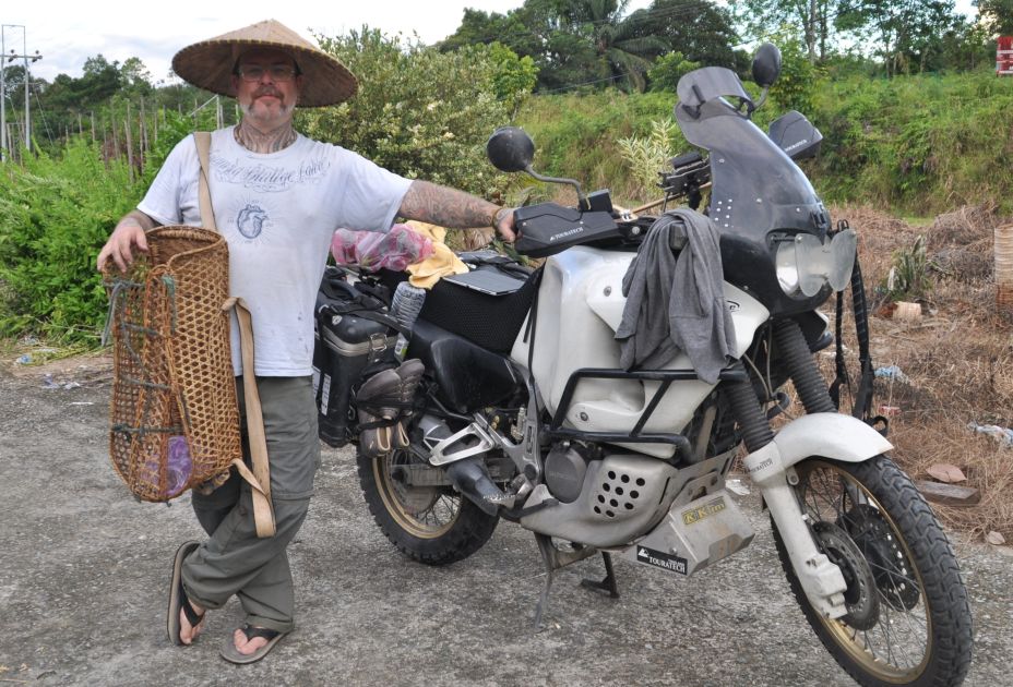 Ferig fÃ¼r die Arbeit im Reisfeld in Lubok Antu Sarawak Borneo.JPG