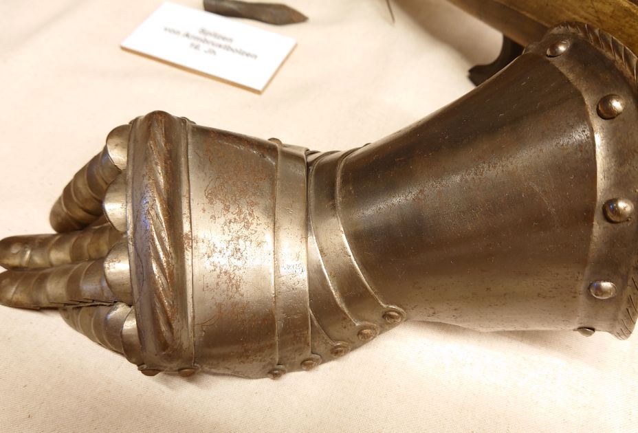 2025 SB Fehdehandschuh_Schattenburgmuseum__c__Michaela_DoppelbauerDSC_3873.JPG 2025 SB Fehdehandschuh_Schattenburgmuseum__c__Michaela_DoppelbauerDSC_3873.JPG