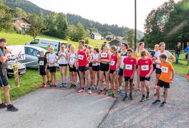 Eine Gruppe von Menschen in Sportuniformen Eine Gruppe von Menschen in Sportuniformen