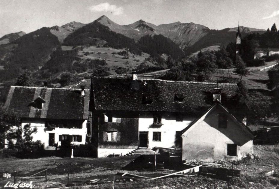 Eine Gruppe von Häusern in einem Tal Eine Gruppe von Häusern in einem Tal