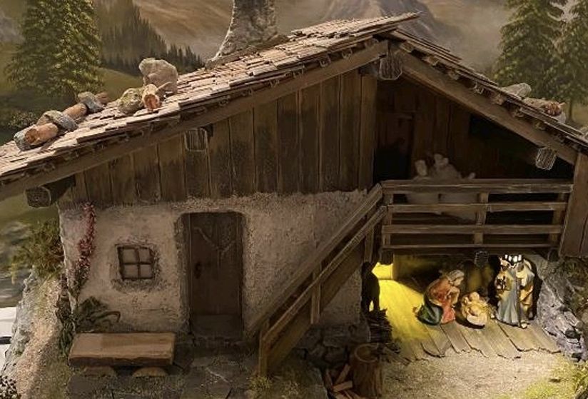 ein kleines Holzhaus mit einer Person und einer Person ein kleines Holzhaus mit einer Person und einer Person