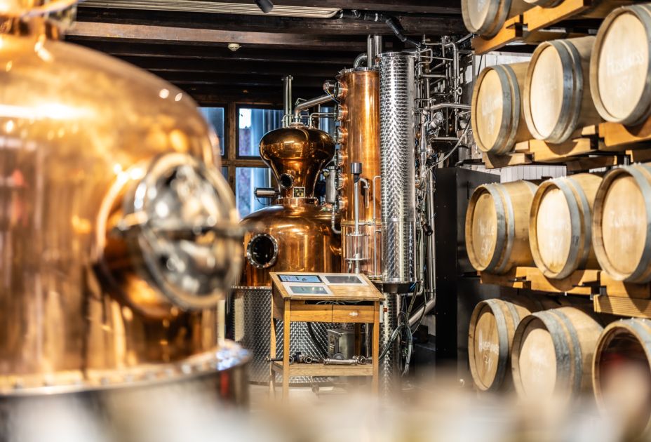 Ein Raum mit FÃ¤ssern und FÃ¤ssern