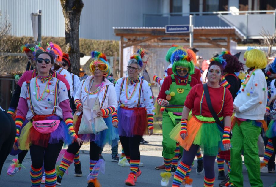 Eine Gruppe von Menschen in Kleidung, die auf einer StraÃe entlanggeht