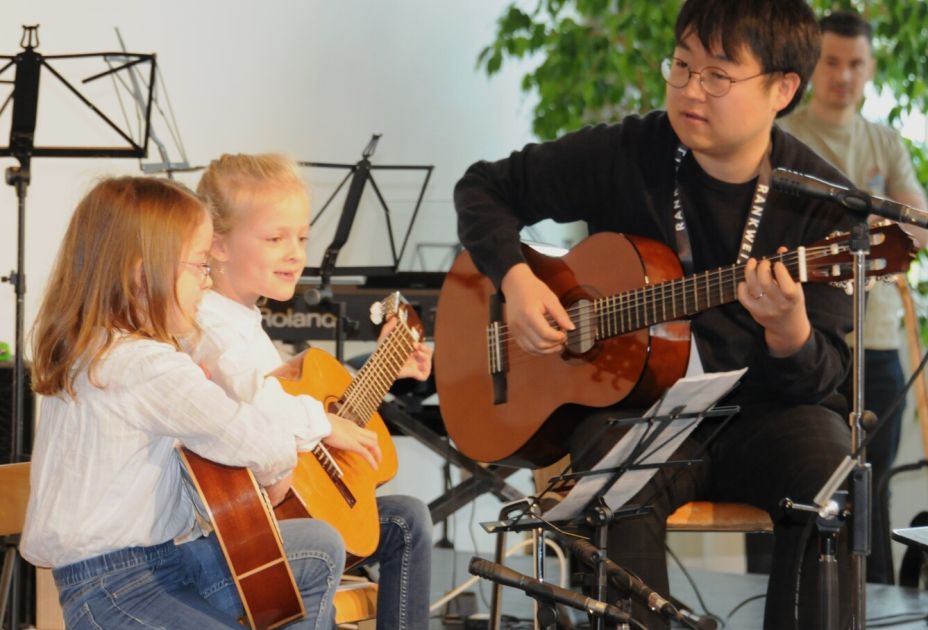 Konzert der Jüngsten mit Fachlehrer Jisu Lee Konzert der Jüngsten mit Fachlehrer Jisu Lee