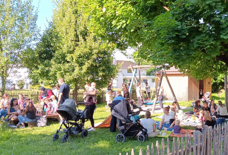 Eine Gruppe von Menschen auf einem Spielplatz.