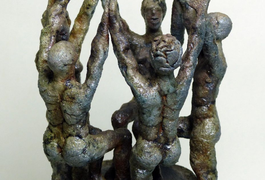 Eine Skulptur von Menschen, die Händchen halten Eine Skulptur von Menschen, die Händchen halten