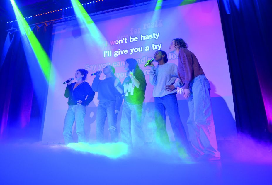 Eine Gruppe von Menschen, die auf der BÃ¼hne singt