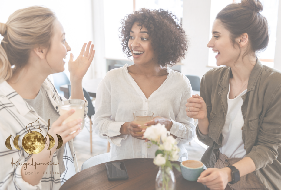 Eine Gruppe von Frauen, die sich unterhalten und Kaffee trinken.