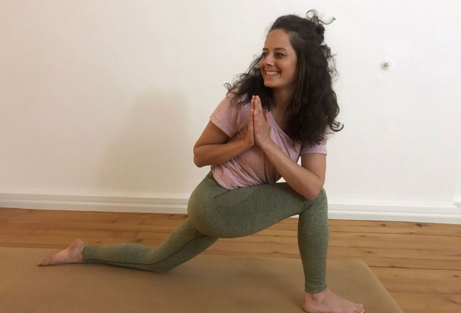 Eine Frau in einer Yoga-Pose Eine Frau in einer Yoga-Pose