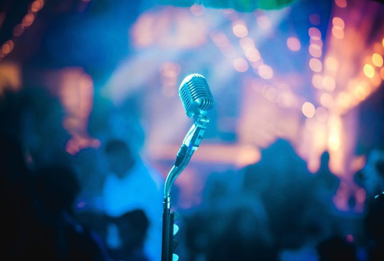 mikrofon-mitten-im-raum-cbruno-cervera-unsplash-e1580487961158-910x511.jpg mikrofon-mitten-im-raum-cbruno-cervera-unsplash-e1580487961158-910x511.jpg