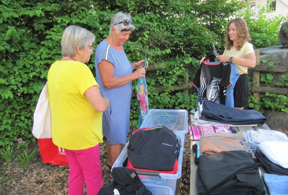 drei Damen bei der Kleidersuche drei Damen bei der Kleidersuche