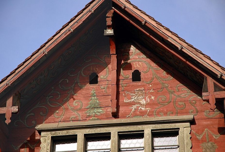 Eine Familie und ihre Häuser Rotes_Haus_Wappen (c) Conam.jpg Eine Familie und ihre Häuser Rotes_Haus_Wappen (c) Conam.jpg