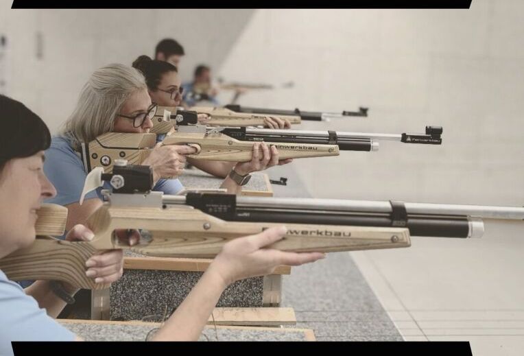 Eine Gruppe von Menschen mit Waffen, Termine fÃ¼r das OrstvereineschieÃen