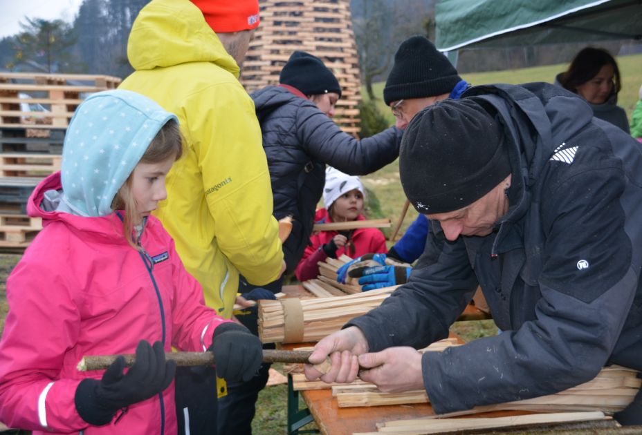 Eine Gruppe von Menschen, die mit Holz arbeiten Eine Gruppe von Menschen, die mit Holz arbeiten
