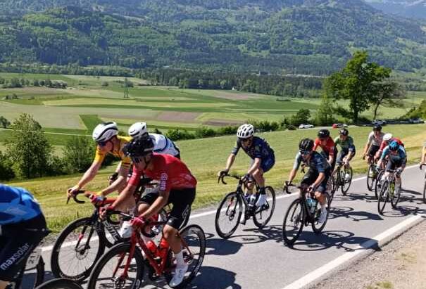 Eine Gruppe von Menschen, die Fahrrad auf einer StraÃe fahren Eine Gruppe von Menschen, die Fahrrad auf einer StraÃe fahren