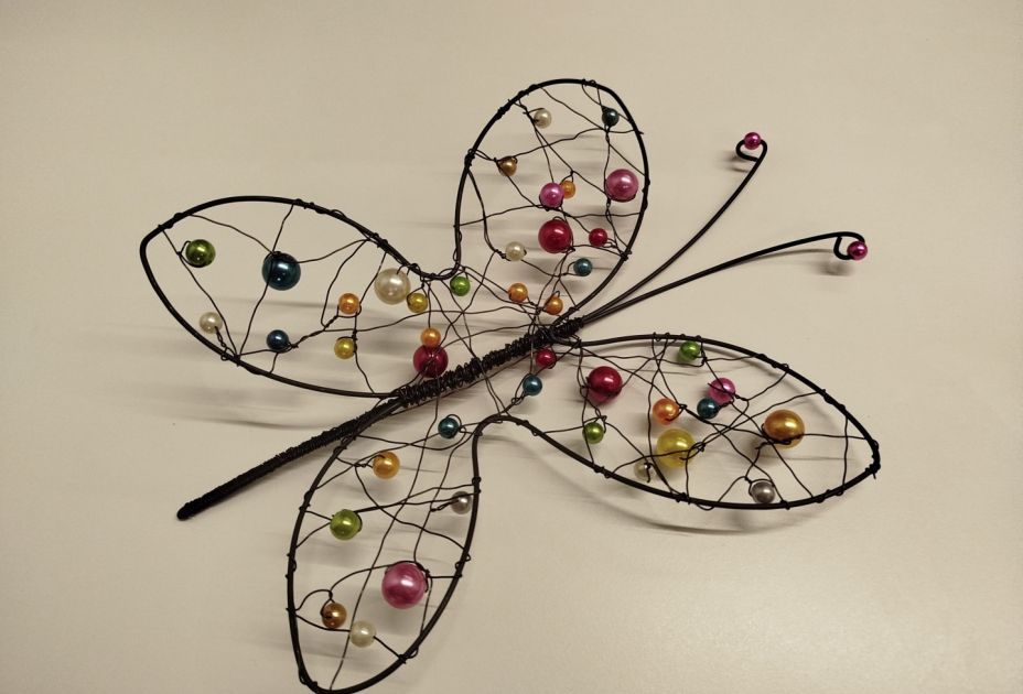 Ein Schmetterling aus Draht und Perlen