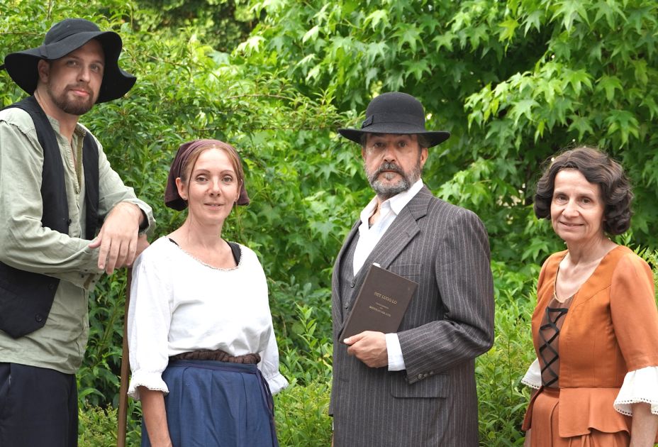 Die Schauspieler der Theatergruppe Ludesch beim Theaterspaziergang "Historische Zeitreise" Die Schauspieler der Theatergruppe Ludesch beim Theaterspaziergang "Historische Zeitreise"
