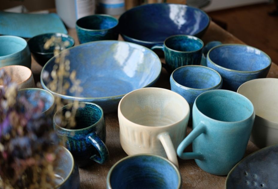 Eine Gruppe blauer und weiÃer Becher Eine Gruppe blauer und weiÃer Becher