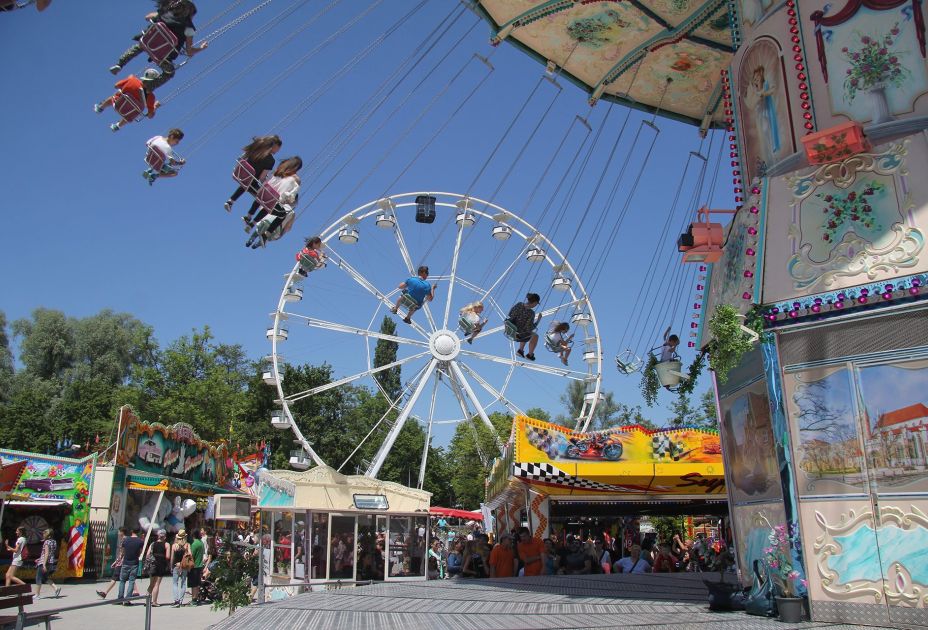 fruehlingsfest-bregenz-riesen-karussel.jpg