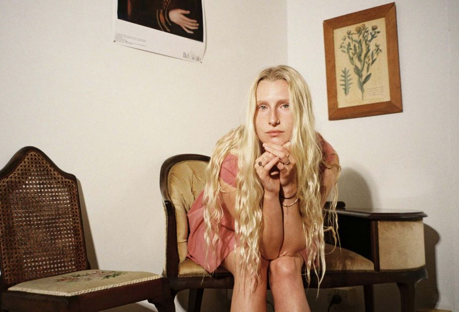 Poolbar_Billie Marten.jpeg