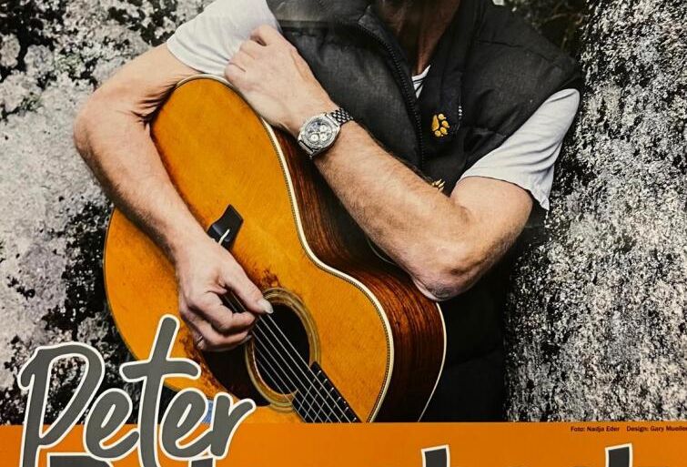 Eine Person, die eine Gitarre hält Eine Person, die eine Gitarre hält
