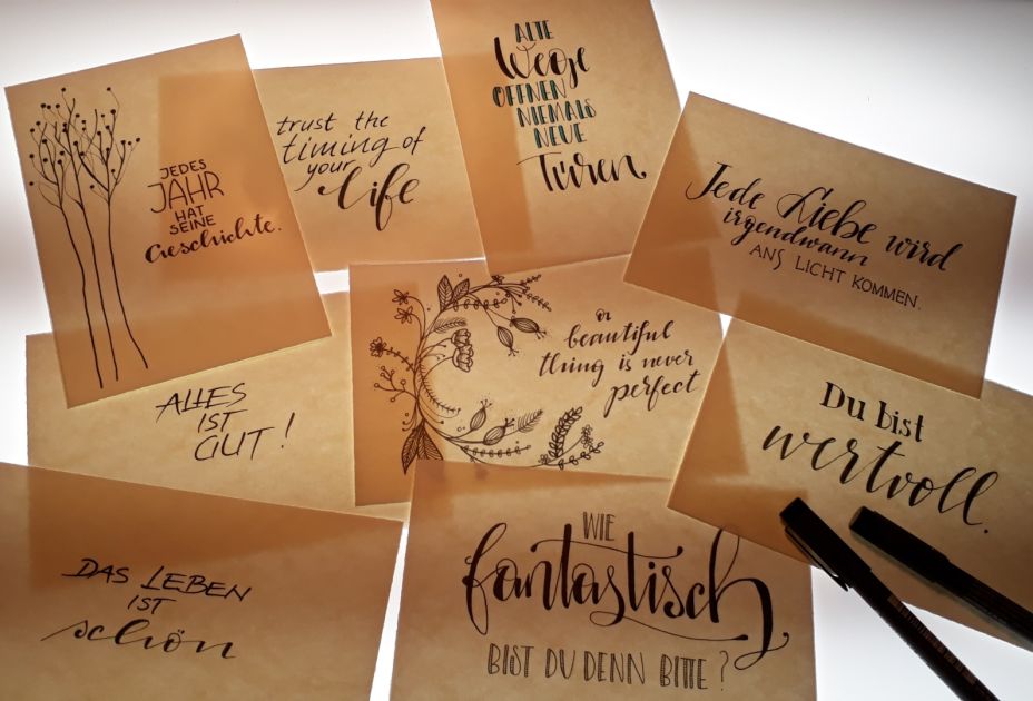 Eine Gruppe von Karten mit Schrift darauf