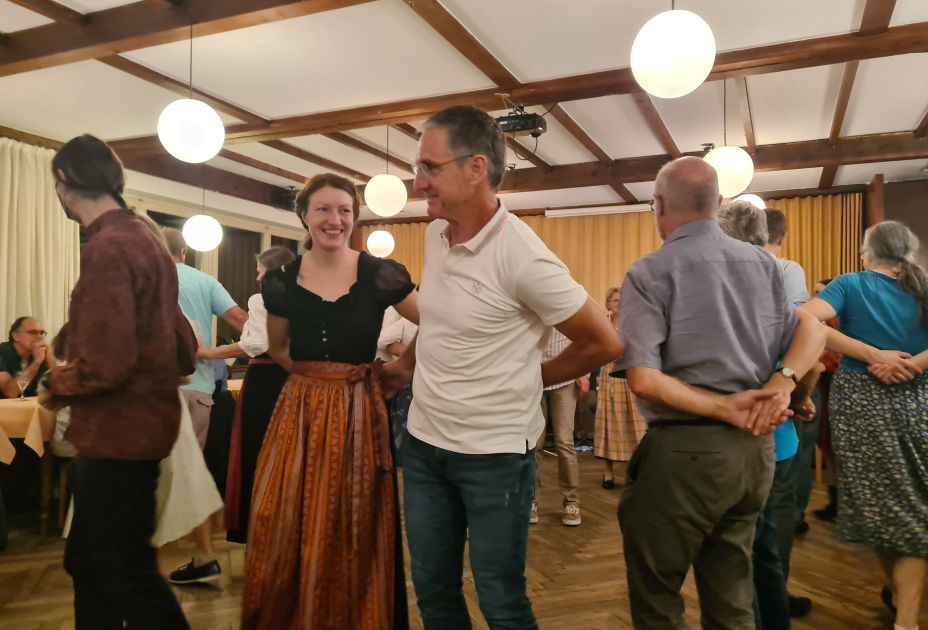 Volkstanz_im_Gasthaus_-_Trachtengruppe_Feldkirch.jpeg
