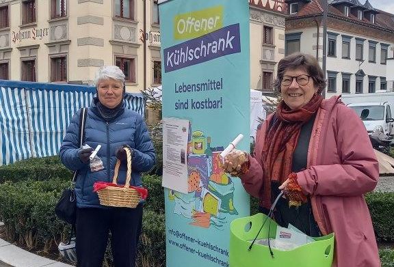 Brotchips und Einkaufstippsverteilung.jpg Brotchips und Einkaufstippsverteilung.jpg
