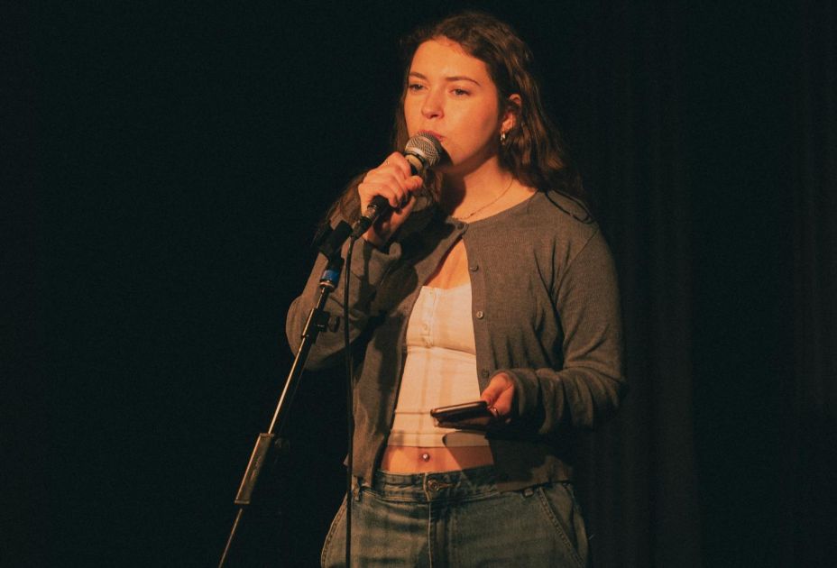 micdrop - U20 Poetry Slam September 2025 2025_Saumarkt_micdrop_Aisha-Schweikart2-Foto-Constantin-Eberle.jpg