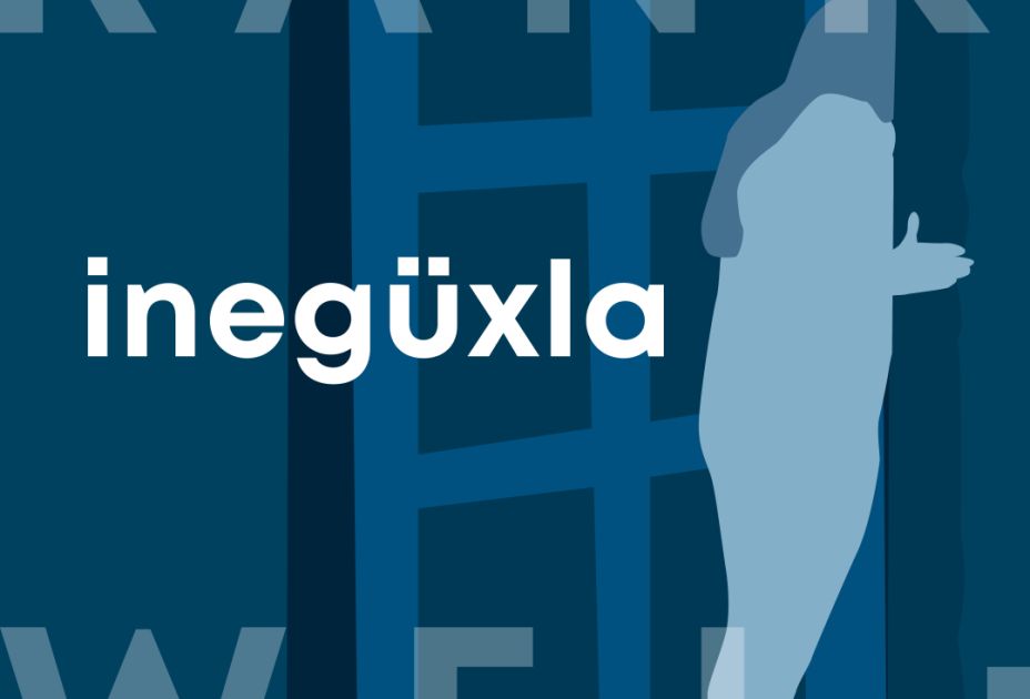 Frau die hinter eine Tür schaut Frau die hinter eine Tür schaut