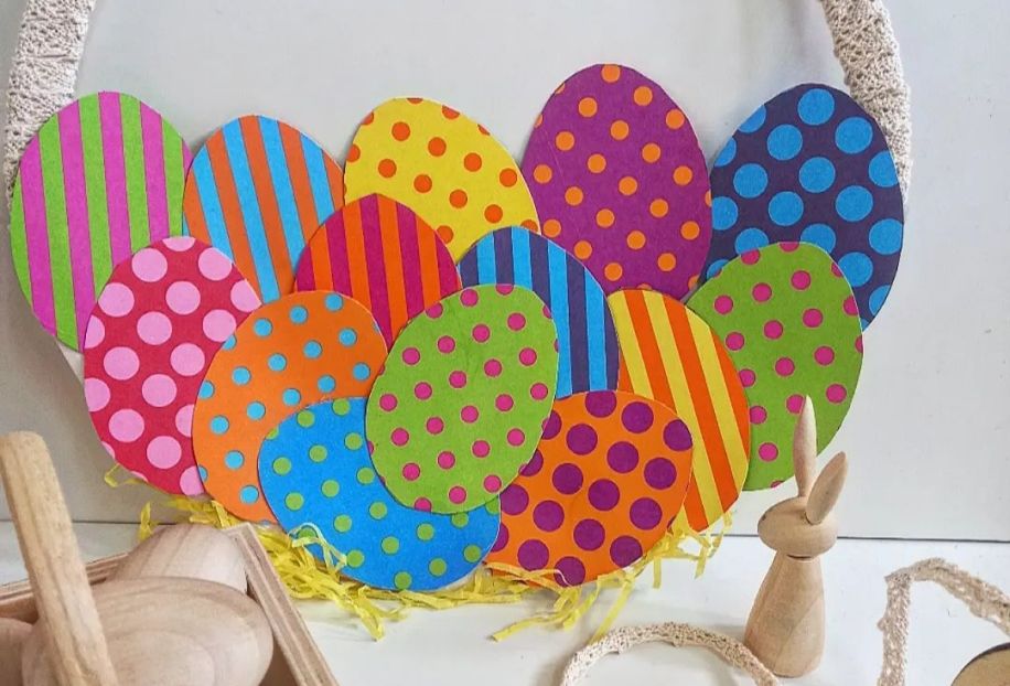 Ein Korb mit Papierausschnitten und ein Kaninchen Ein Korb mit Papierausschnitten und ein Kaninchen