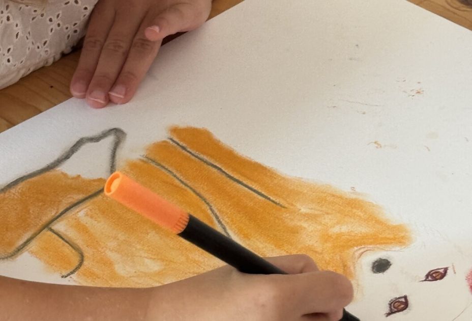 Ein Kind, das auf Papier zeichnet Ein Kind, das auf Papier zeichnet