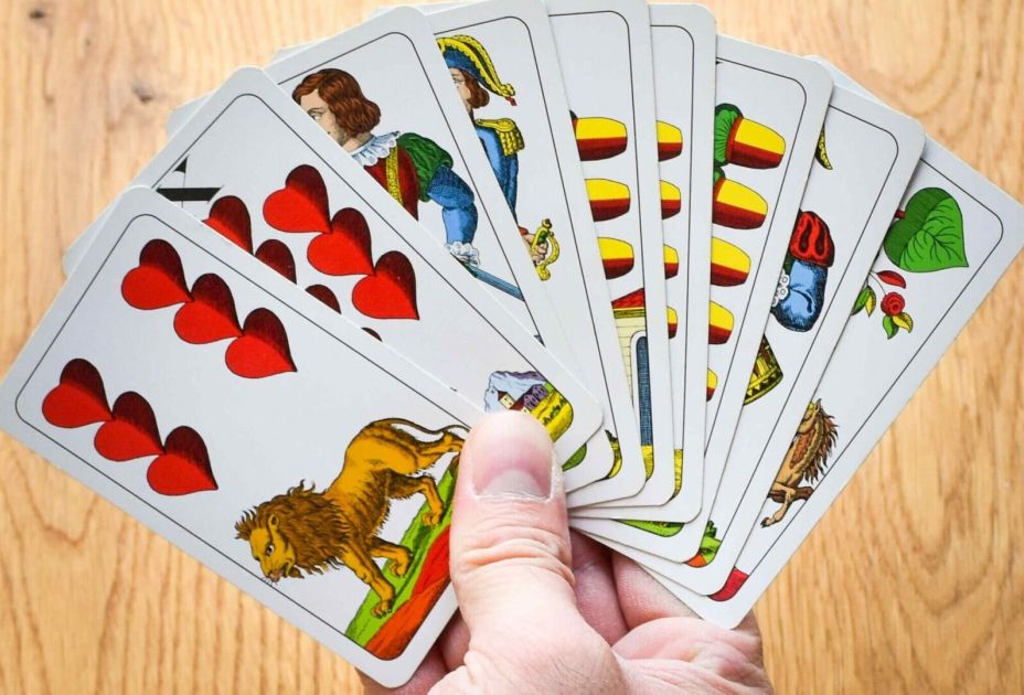 Eine Hand, die ein Kartenspiel hÃ¤lt