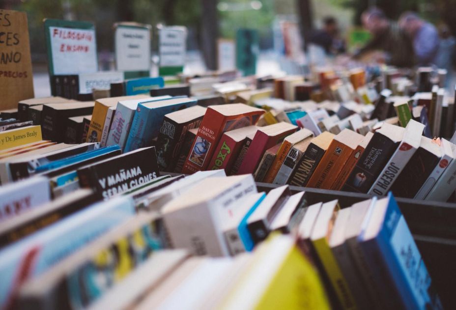 Symbolbild BÃ¼cherflohmarkt Kartons mit BÃ¼chern