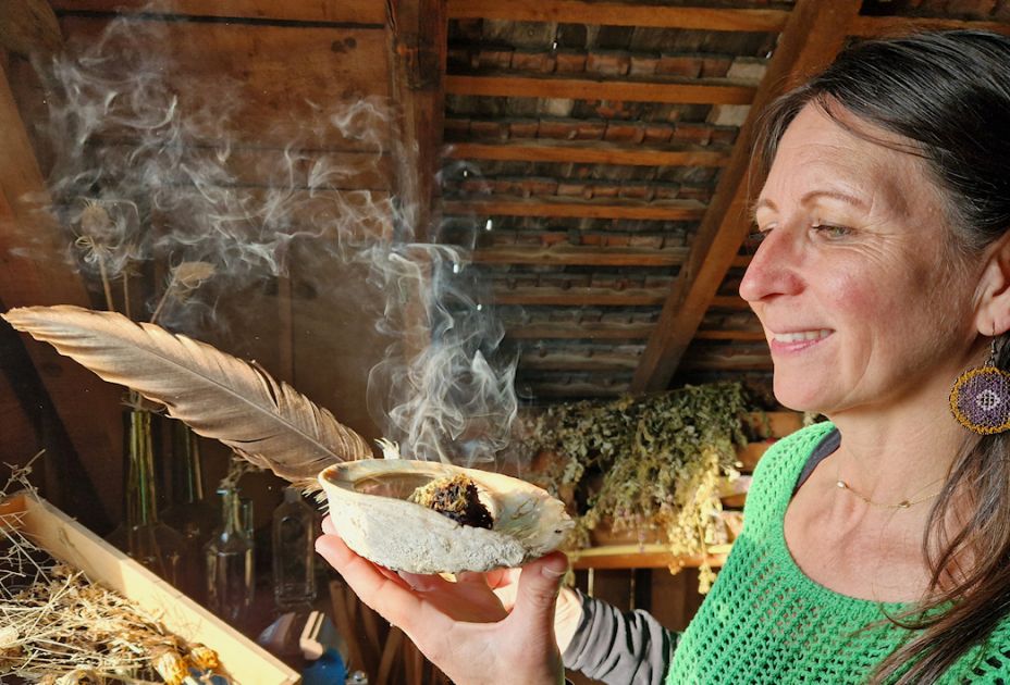 Kräuterpädagogin Jasmin Vigl verteilt den Rauch aus der Räucherschale mit einer Feder. Kräuterpädagogin Jasmin Vigl verteilt den Rauch aus der Räucherschale mit einer Feder.