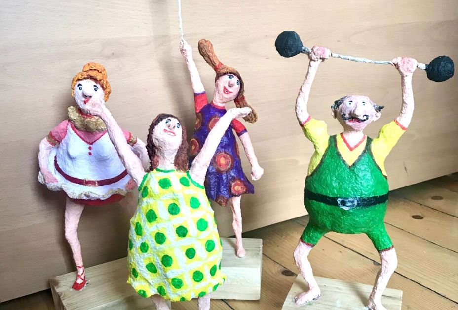 Eine Gruppe von Statuen auf HolzblÃ¶cken